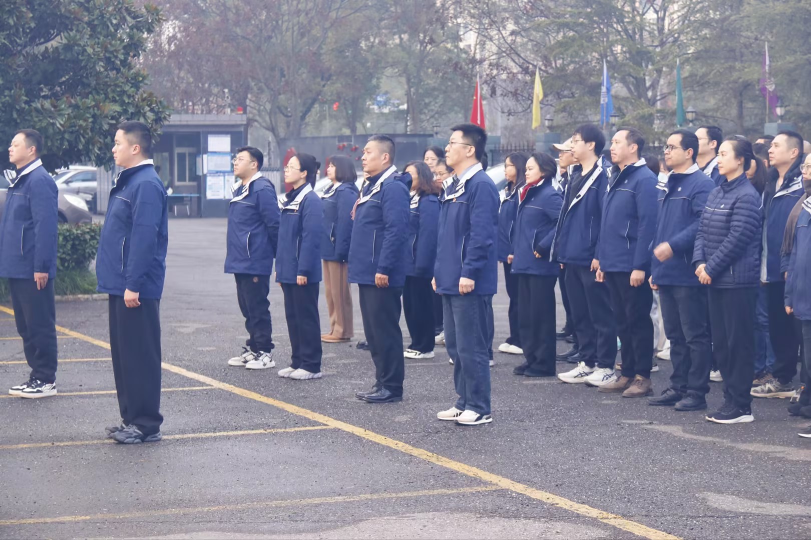 晨光映旗起新篇，凝新奮進(jìn)新征程